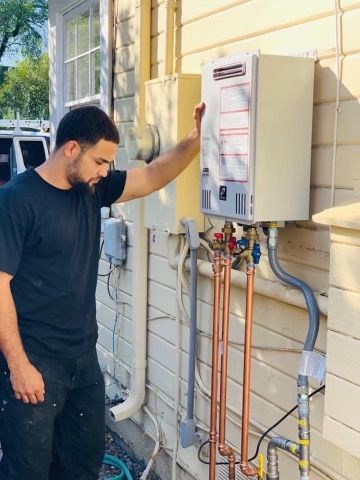 Major League Plumbing & Rooter plumber on the job